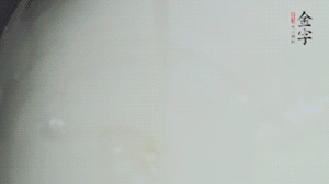 將浸泡了30分鐘的米放入電飯煲中，在水中加入半勺油。