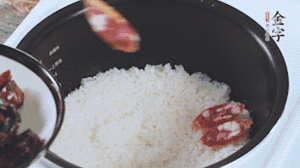 開蓋觀察飯，水微微收干，放入切好的金字香腸、醬肉、醬肉香腸。