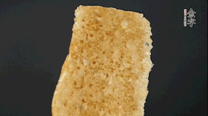 油炸豬皮冷水泡發(fā)，切成菱形。