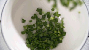 韭菜洗凈，切粒。