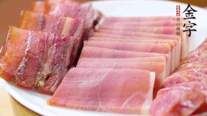 擺盤(pán)后鋪上老豆腐，淋點(diǎn)料酒，灑點(diǎn)白糖上鍋蒸20分鐘。