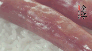 關(guān)上蓋子，煮到米飯露出時(shí)。