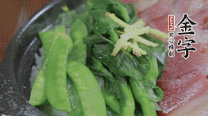燜好的米飯開(kāi)蓋，放入菜心、荷蘭豆，澆上調(diào)味汁拌勻。
