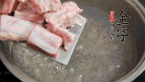 剁成塊狀的排骨洗凈，放入沸騰的鍋中，加姜片汆燙，2分鐘后撈出備用。