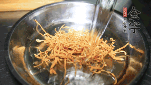 蟲草花用涼水浸泡10分鐘，干香菇溫水泡發(fā)至軟去蒂備用。蓮子、紅棗也可一同清洗干凈。