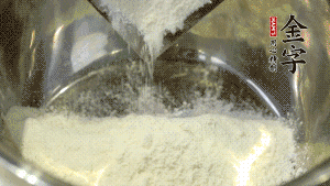 【油皮】1．將油皮材料放入料盆中，緩緩加100ml水，攪拌成雪花片狀。在案板上反復(fù)揉搓成有一定筋度的光潔面團(tuán)，搓成12個團(tuán)子。