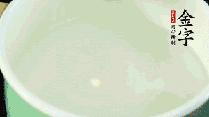 鍋中盛涼水，放入汆燙好的鴿子、火腿片、生姜片。