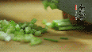 小蔥切成蔥花。