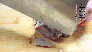 金字鹵牛肉打開(kāi)包裝，把牛肉切成片狀。（眼見(jiàn)為實(shí)，用一整塊牛肉鹵制的鹵牛肉哦，牛肉的香氣感覺(jué)撲鼻而來(lái)有木有?。。。?>
					</div>
					<span>步驟 6/7</span>
					<p>金字鹵牛肉打開(kāi)包裝，把牛肉切成片狀。（眼見(jiàn)為實(shí)，用一整塊牛肉鹵制的鹵牛肉哦，牛肉的香氣感覺(jué)撲鼻而來(lái)有木有?。。。?/p>
				</li><li>
					<div   id=