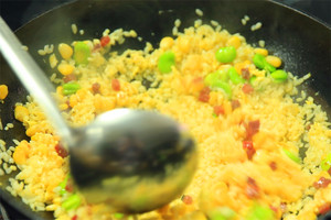 然后加入炒好的食材混合均勻，炒熟即可。出鍋前加少許黑胡椒、鹽和蔥花就可以啦?。?！