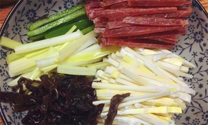 黑木耳泡發(fā)，黑木耳、韭黃、雷筍、青椒切成絲。