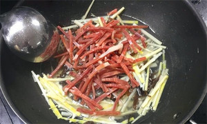 火腿絲、筍絲、黑木耳絲汆水后，瀝干。