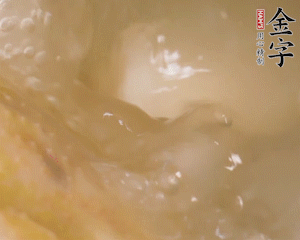 沸騰后撈出蔥結(jié)，小火燉45分鐘，加山藥再燉15分鐘。