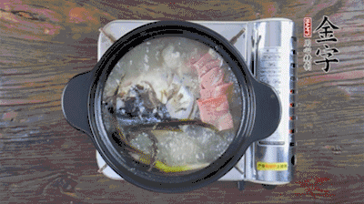 放豆腐、海鮮菇繼續(xù)中小火煮5分鐘。