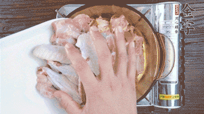 加料酒、蔥姜焯水2分鐘，清洗備用。