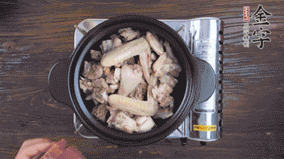 將雞肉塊、火腿、料酒、姜一同放入在燉鍋中，加冷水大火煮開后，小火燉煮40分鐘。