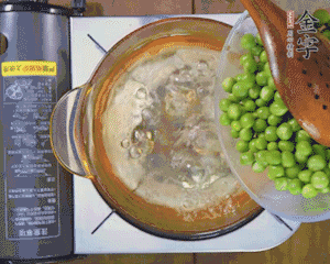 豌豆粒焯水30秒，過(guò)涼水。