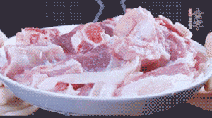 新鮮羊肉冷水入鍋，加姜片、清水焯水，除去血沫。