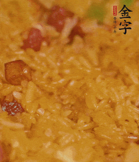 放一撮鹽、生抽少許，倒入炸好的芋頭。最后撒蔥花、蒜末翻炒均勻。