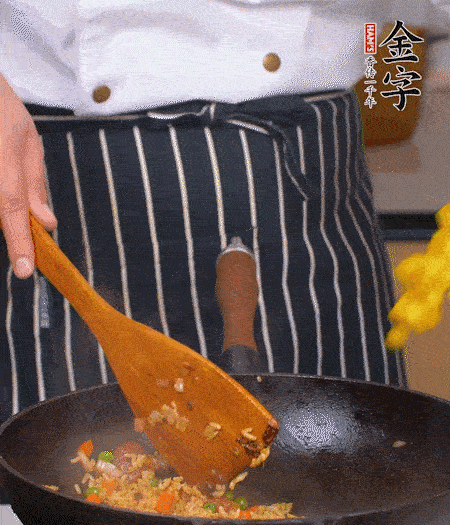 加咖喱塊、少許鹽、白糖調(diào)味，炒至咖喱塊融化后，倒米飯，翻炒至每粒米飯都包裹上咖喱，再放黃椒、青椒粒，出鍋前加菠蘿粒和小蔥翻拌均勻。