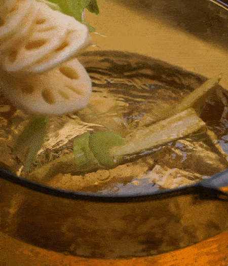 把玉米筍（對(duì)半切開）、西芹（切斜片）、蓮藕（切片），放入開水鍋內(nèi)，加點(diǎn)少許鹽、油，汆燙2分鐘。