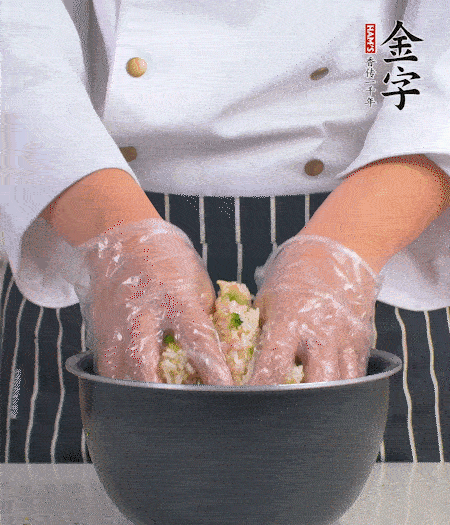 米飯中放西蘭花碎、咸肉丁，加少許黑胡椒、十來滴橄欖油拌勻。