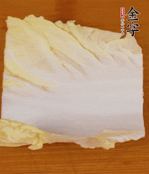 一片白菜一片淡火腿交替疊起，疊個(gè)兩三層放進(jìn)鍋內(nèi)，直到塞滿鍋。