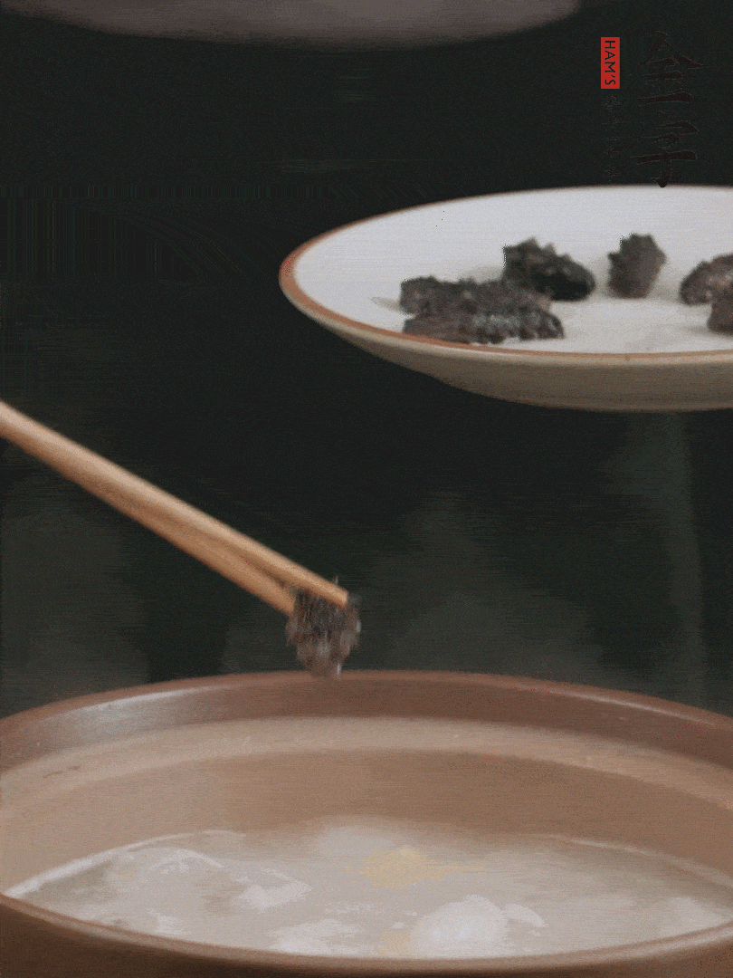 期間雞湯燉到80分鐘時，加小海參再燉10分鐘。