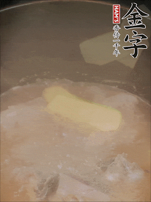 排骨洗凈，加生姜、黃酒焯水，溫水洗凈備用。