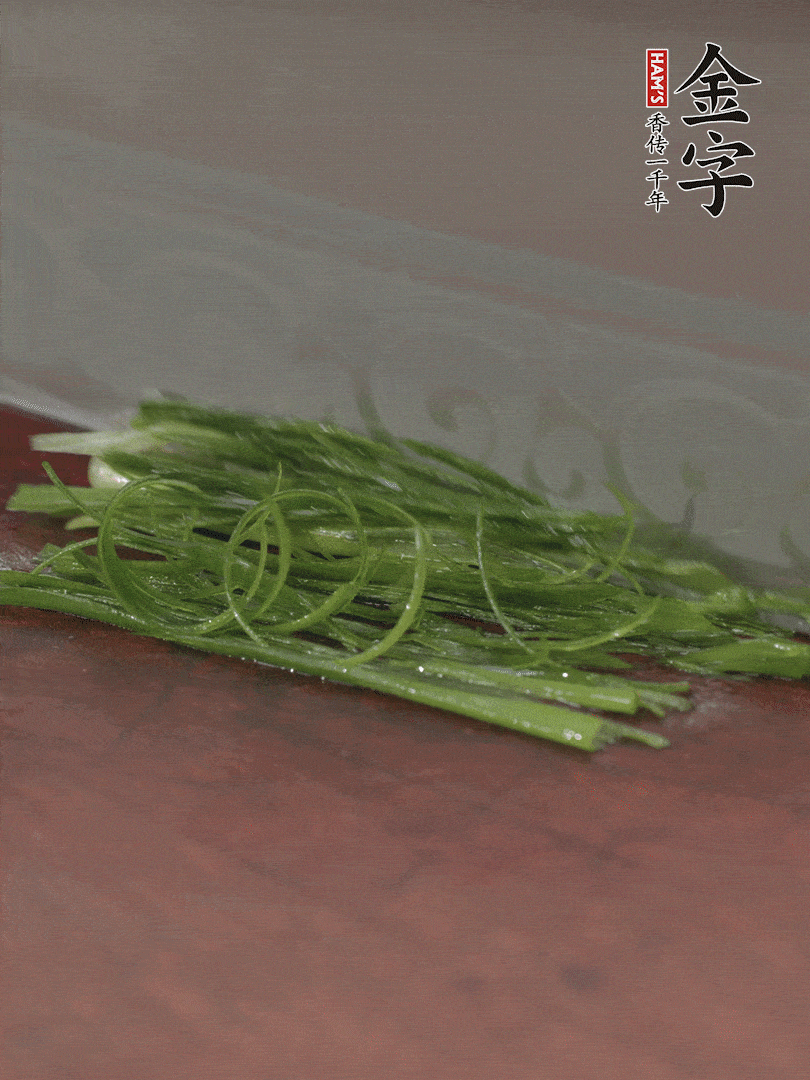 生姜切薄片，紅椒切細(xì)絲，小蔥蔥綠切細(xì)絲，泡入冰水中保持新鮮。