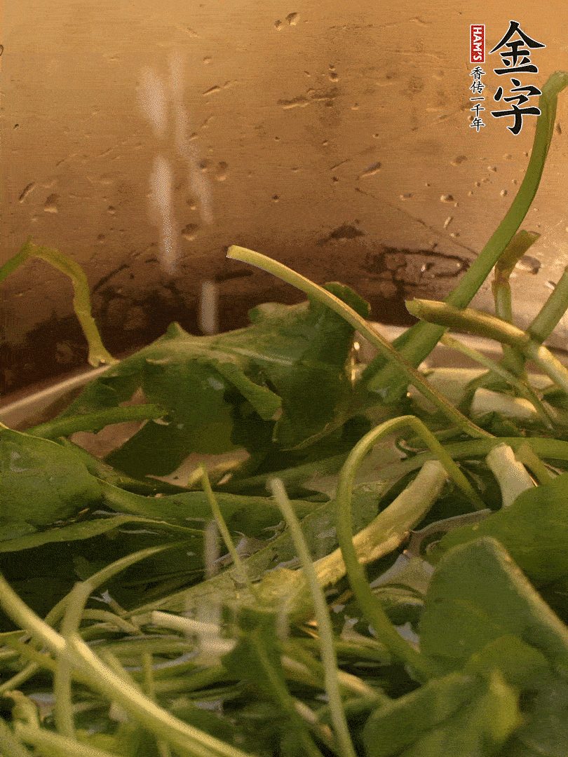 薺菜去掉根部，加小蘇打、鹽熱水沸騰燙軟。