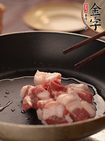 五花肉切條，煎到兩面金黃。