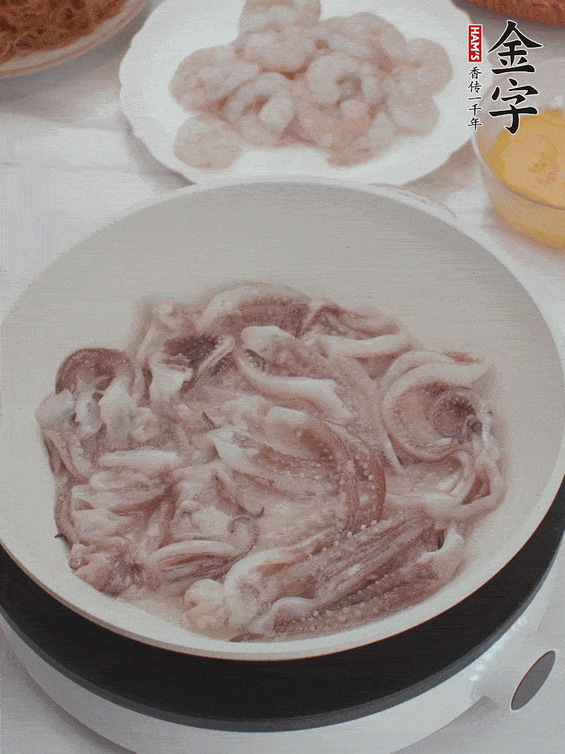 蝦仁、魷魚滑油，蛋液炒制半熟。