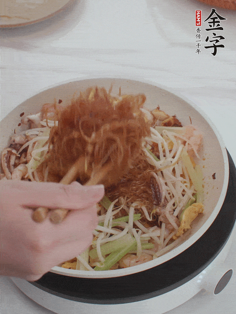 放焯好水的香芹、豆芽翻炒挑松。