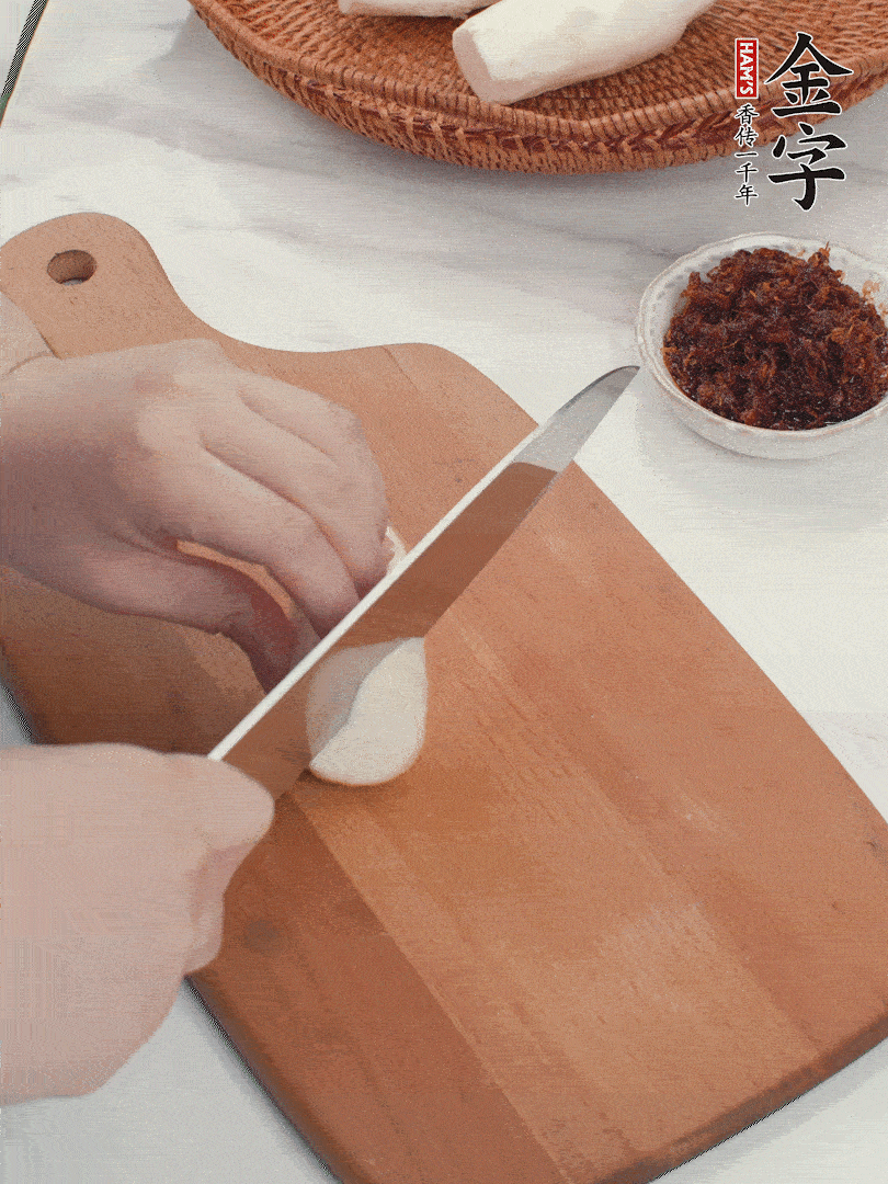 茭白剝殼，洗凈后切滾刀塊。