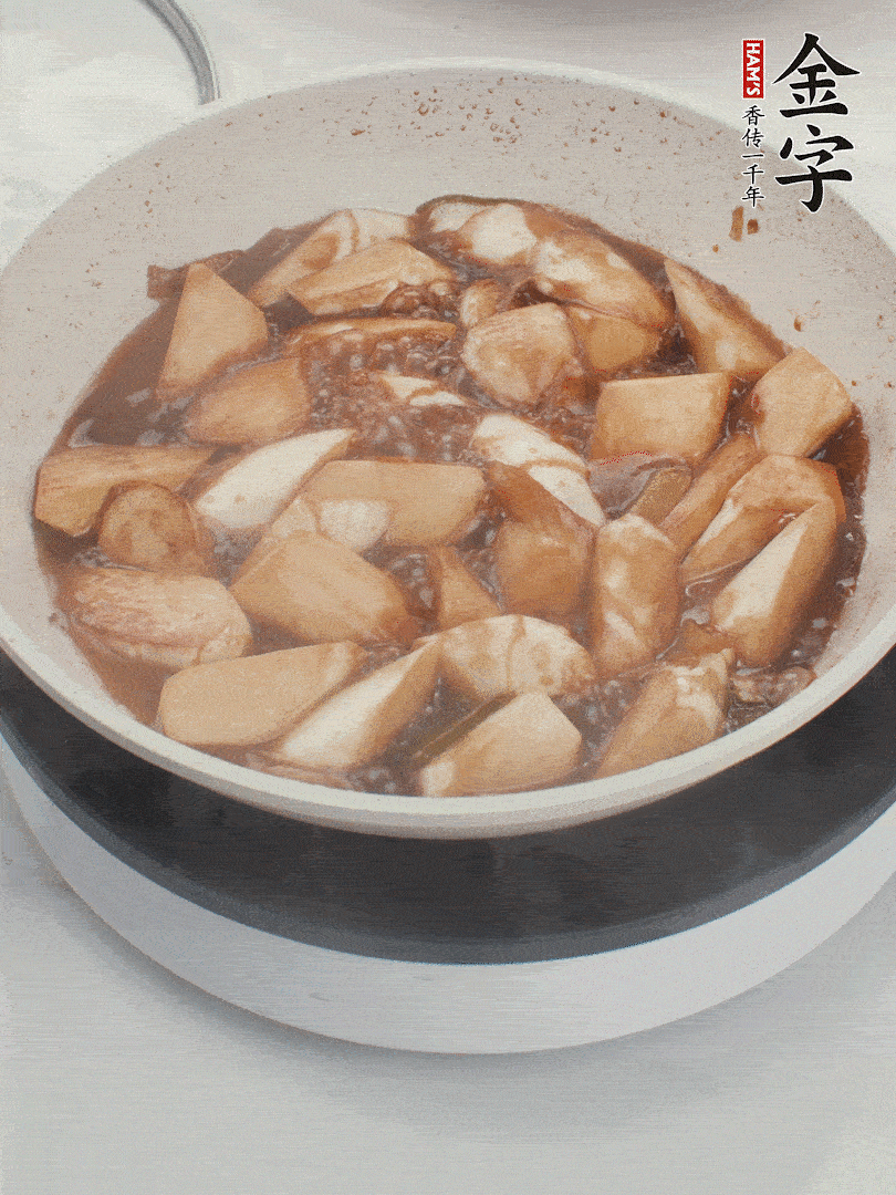 待茭白煸到微微發(fā)黃加入調(diào)好的味汁翻炒。加一小碗清水蓋蓋子燜3-4分鐘。