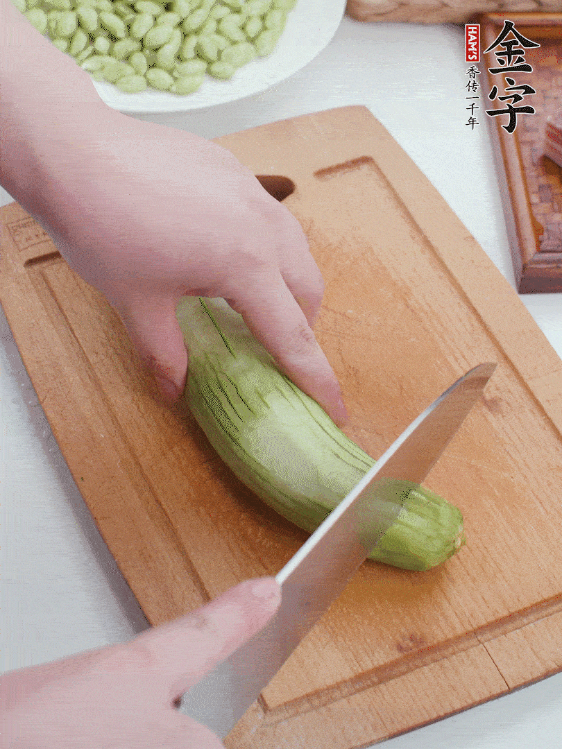 絲瓜去掉外皮，去掉兩端，切成滾刀塊。