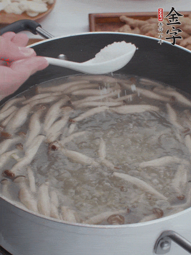 1勺鹽、一點胡椒粉調(diào)味。