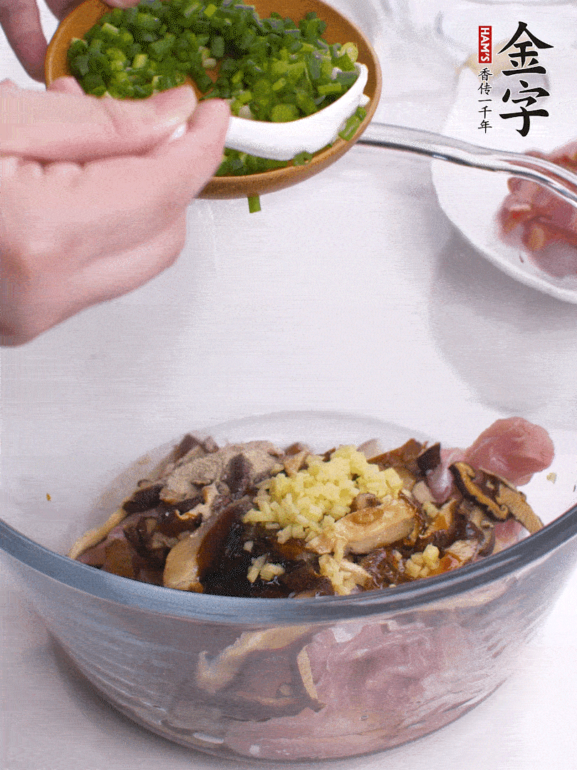雞肉、香菇混合，加清水1/3杯、料酒1勺、蠔油1勺、鹽1勺、糖1/4勺、白胡椒1/4勺、食用油1勺、香油1/4勺、姜末、蔥花，攪拌均勻腌制2小時(shí)。