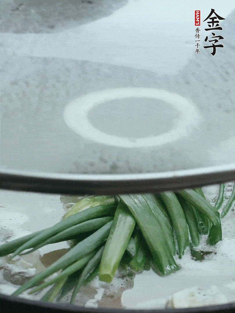 加蔥結(jié)去腥，大火開(kāi)后中火燒20分鐘。