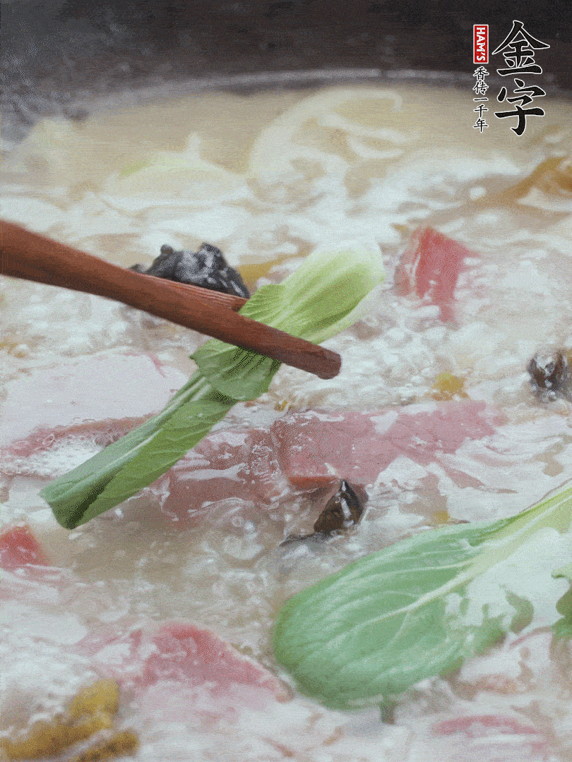 撈出蔥結(jié)，小菜心點(diǎn)綴。