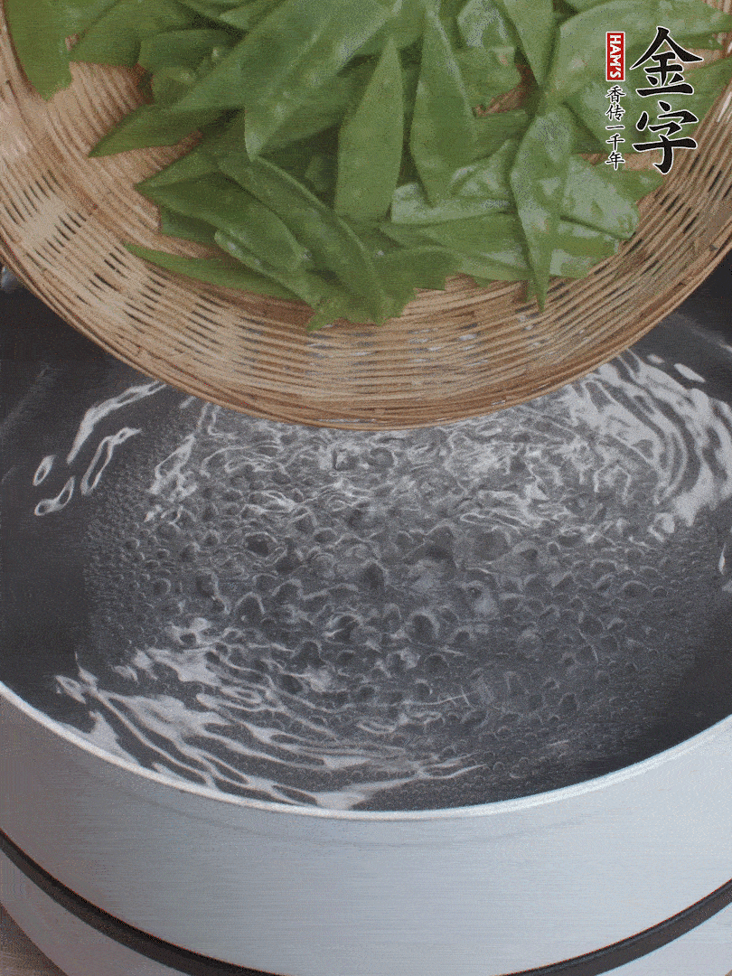 甜豆莢撕掉老筋，斜切兩半，焯水1分鐘。
