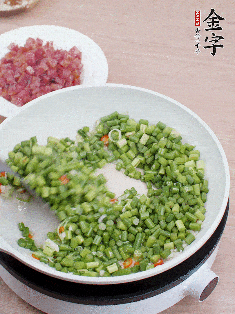 下蒜苔丁、一點鹽翻炒。
