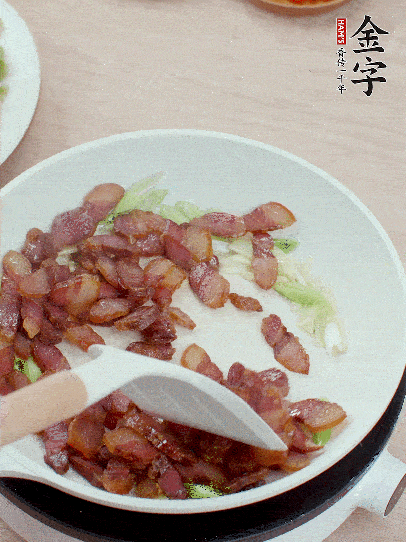 鍋中少許油，姜、蒜白爆香，下臘肉煸出油脂。