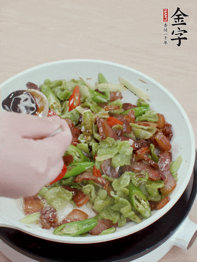 2勺生抽調(diào)味，最后撒蒜葉。