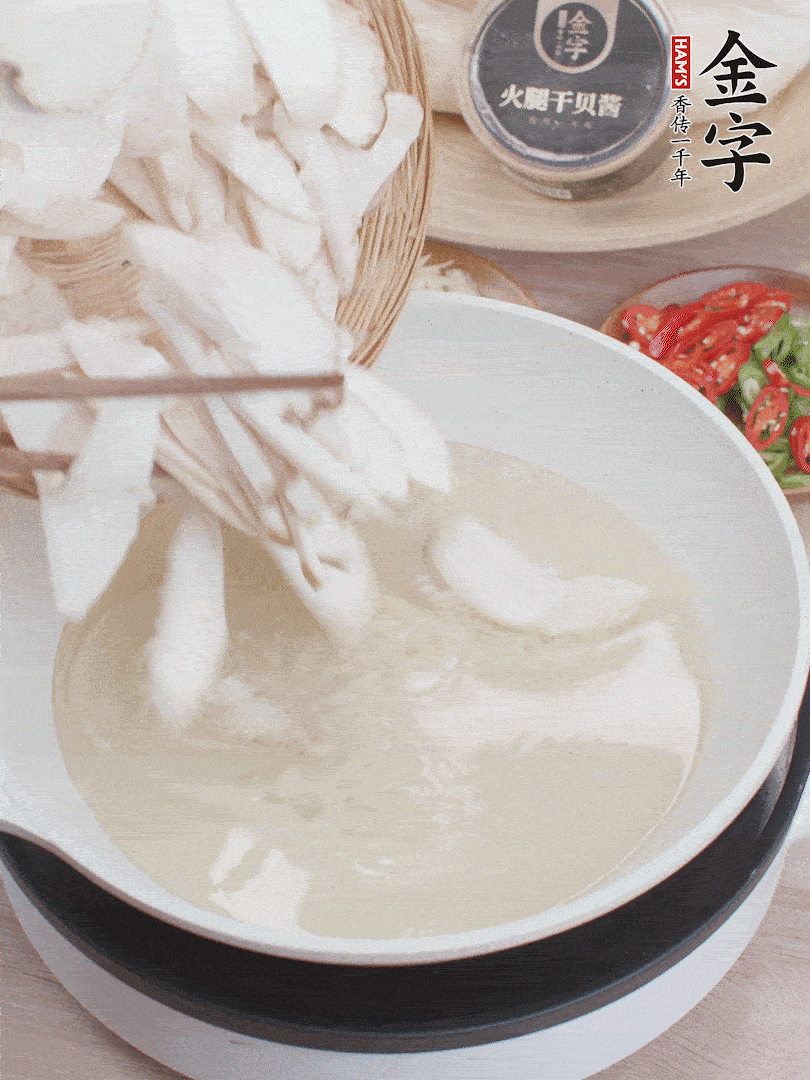 杏鮑菇切成片，油溫7層熱炸2分鐘。