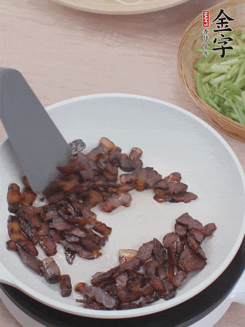 起鍋熱油，煸香醬油肉。