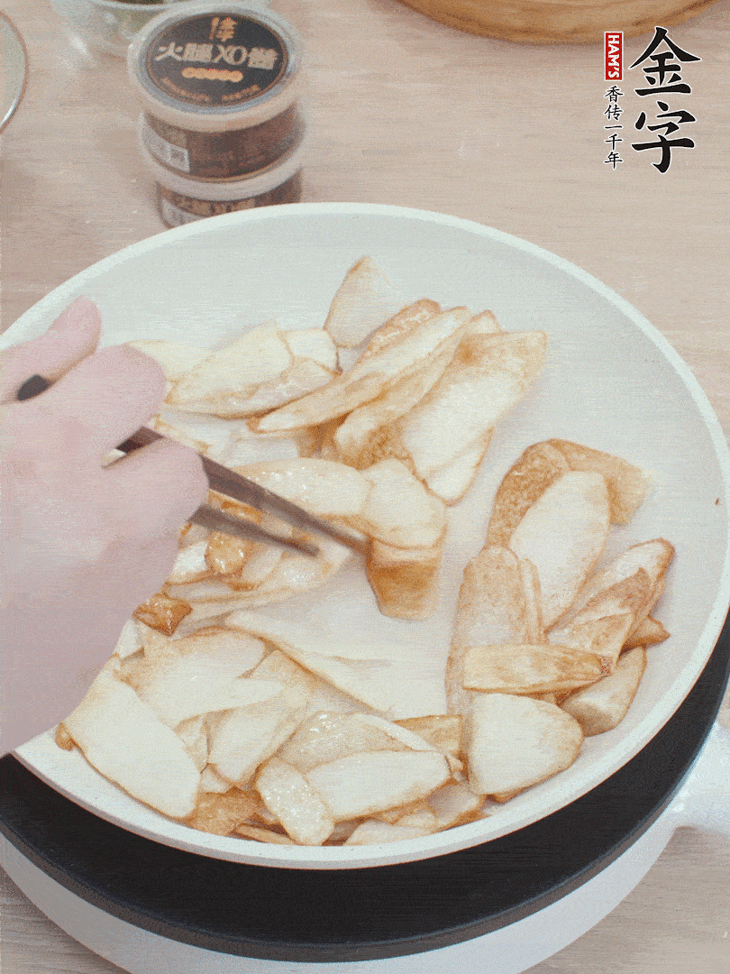 鍋中熱油，山藥煎至兩面金黃。