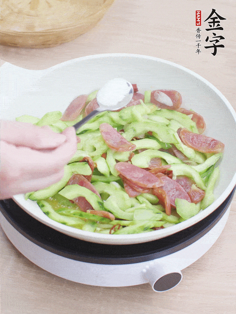 淋點(diǎn)開水，半勺白糖、1勺生抽調(diào)味。