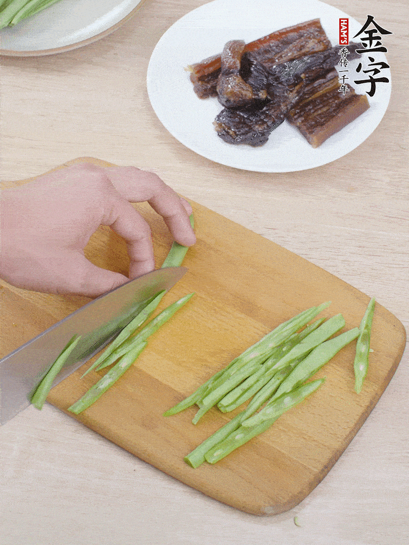 四季豆切絲。